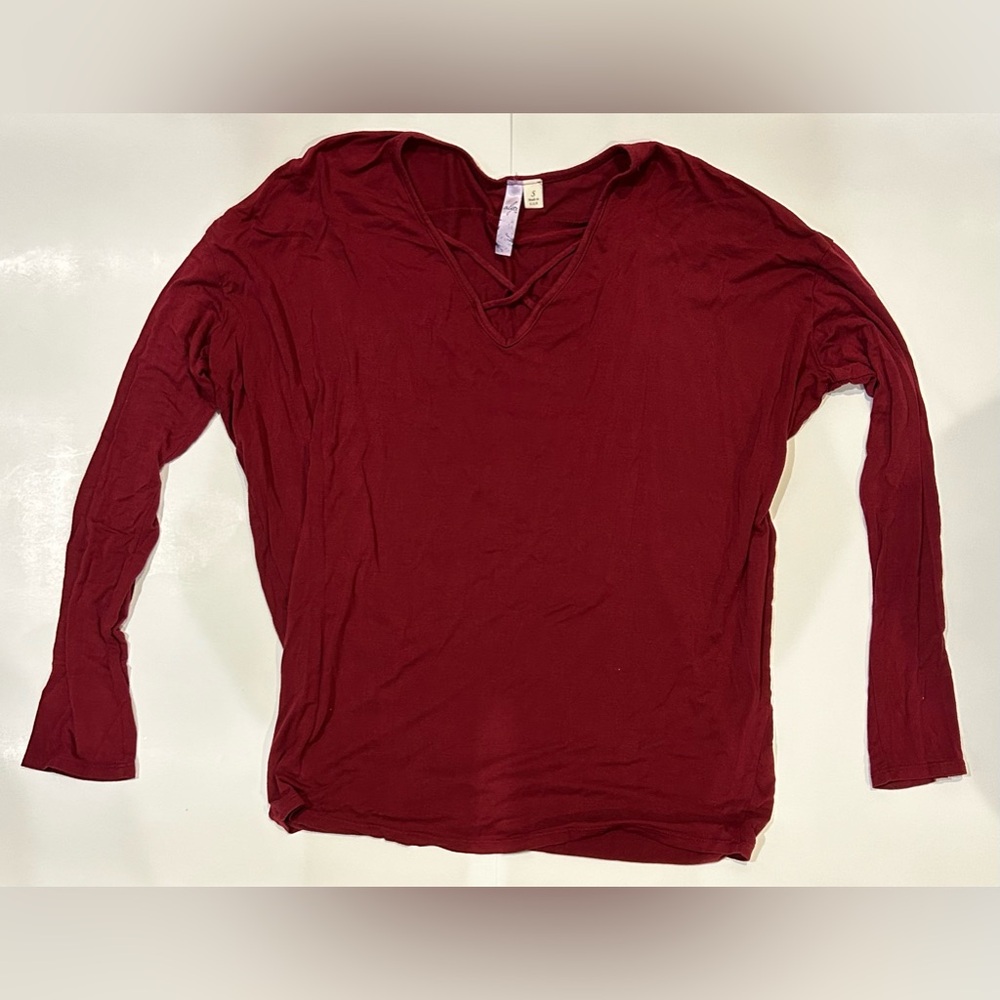 Maroon long-sleeved top with cross knit stitch styled V-neck